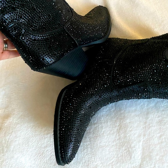 Sparkling Vegas Boots! - Picture 3 of 6